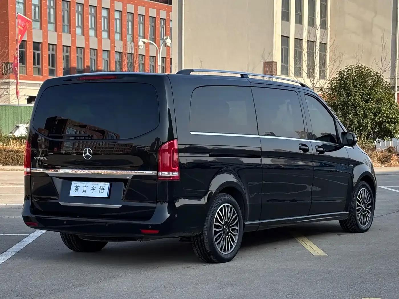 Mercedes-Benz V-Class 2017 V 260 L Premium Extended Edition — миниатюра 4