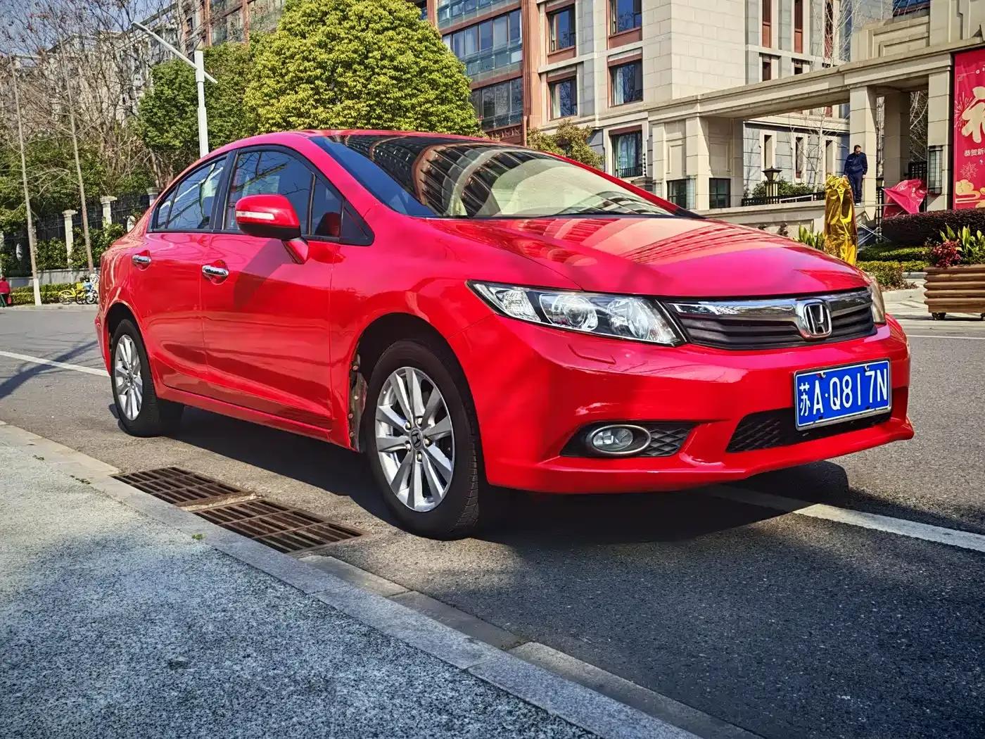 Civic 2013 10th Anniversary Edition 1.8L Automatic Luxury Edition — миниатюра 3