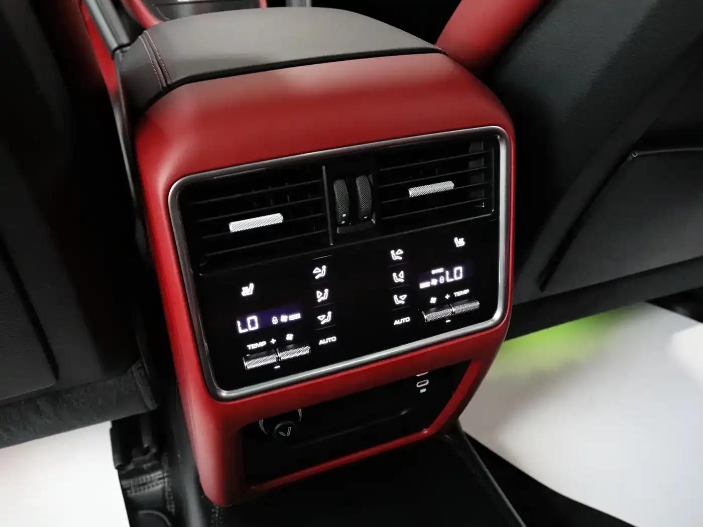 2022 Cayenne E-Hybrid 2.0T Platinum Edition — миниатюра 12