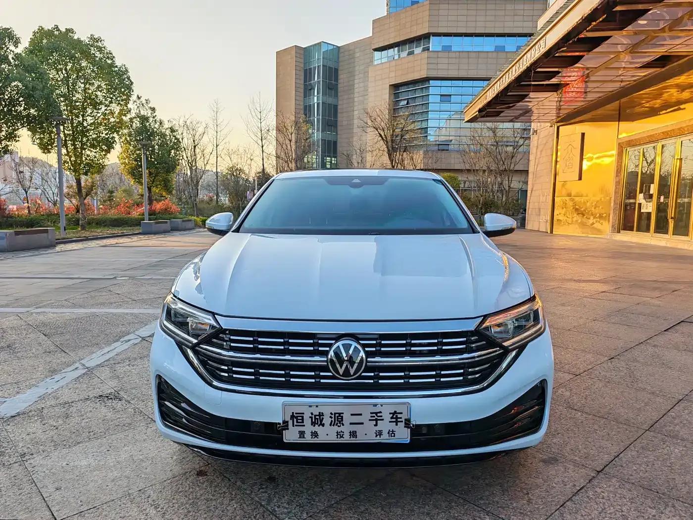 2023 Volkswagen Sagitar 300TSI DSG Excellence Edition — миниатюра 2