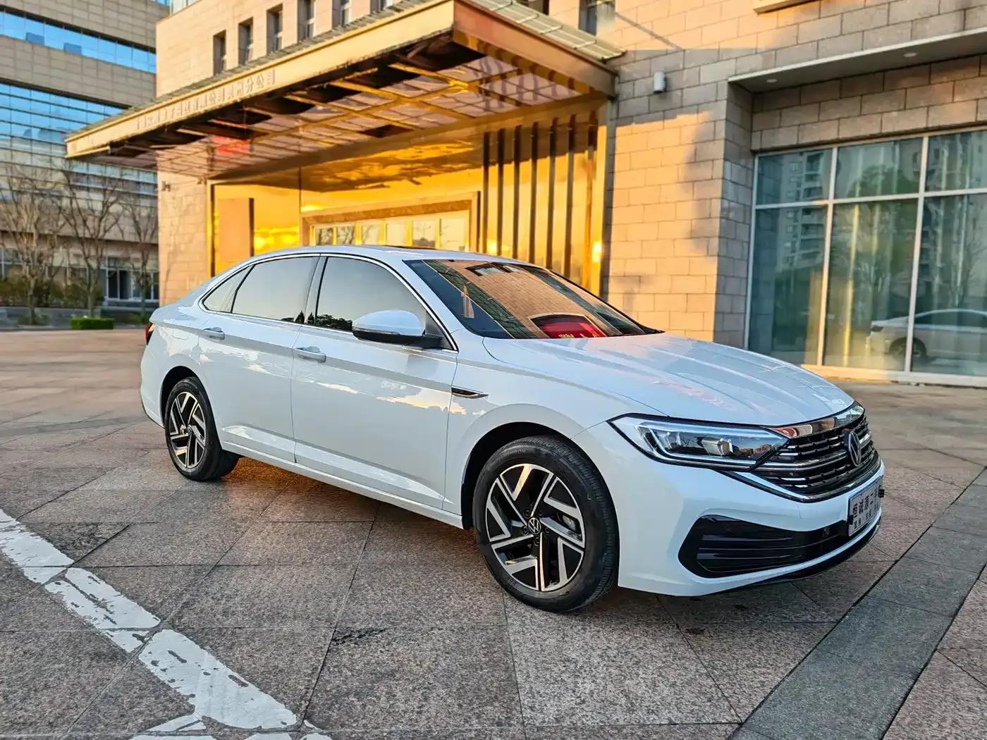 2023 Volkswagen Sagitar 300TSI DSG Excellence Edition — миниатюра 3