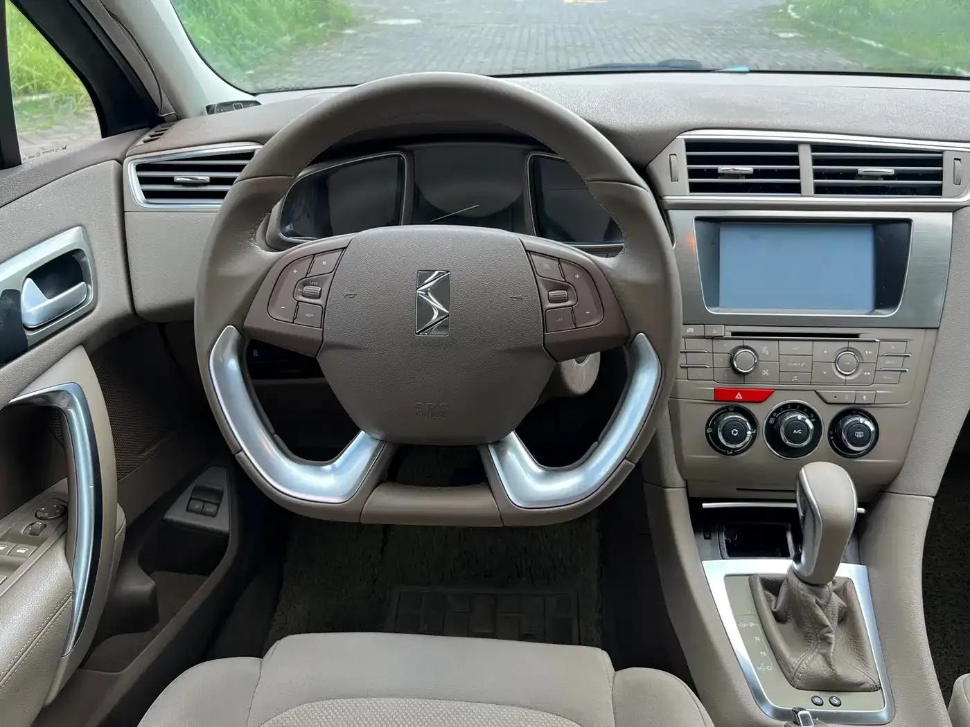 DS 5LS 2015 1.6T Comfort Edition THP160 — миниатюра 13