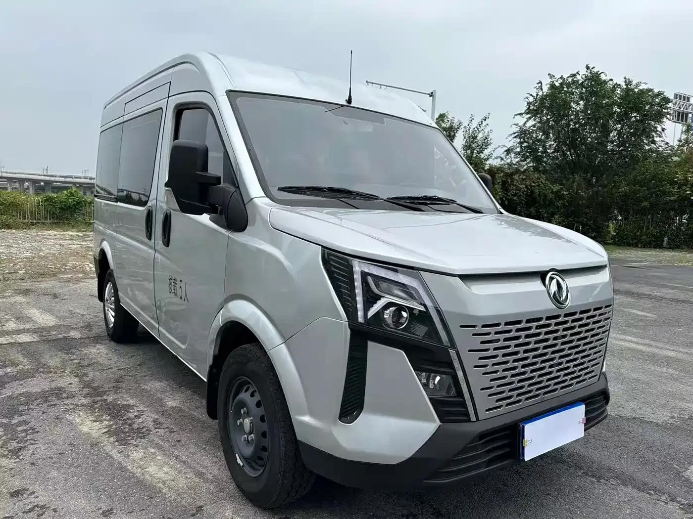 Yufeng 2023 V9+ 2.0T Automatic Front-Wheel Drive Multi-functional Short Wheelbase Mid-Roof 5/6 Seat — миниатюра 3