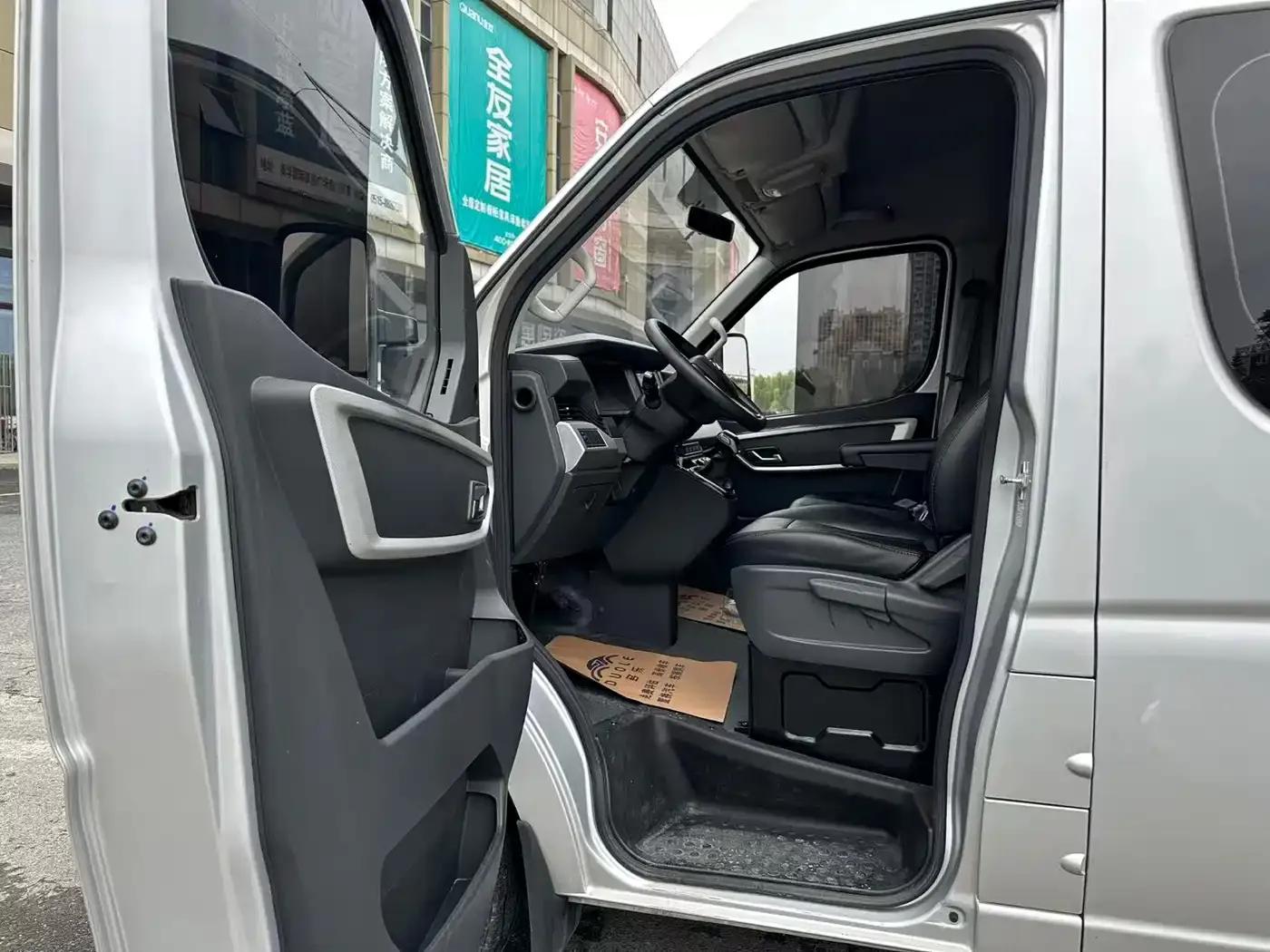 Yufeng 2023 V9+ 2.0T Automatic Front-Wheel Drive Multi-functional Short Wheelbase Mid-Roof 5/6 Seat — миниатюра 5