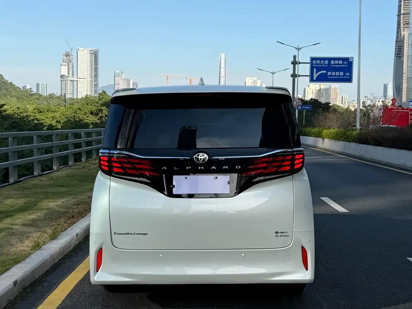 2024 Alphard Hybrid 2.5L Premium Edition — миниатюра 3