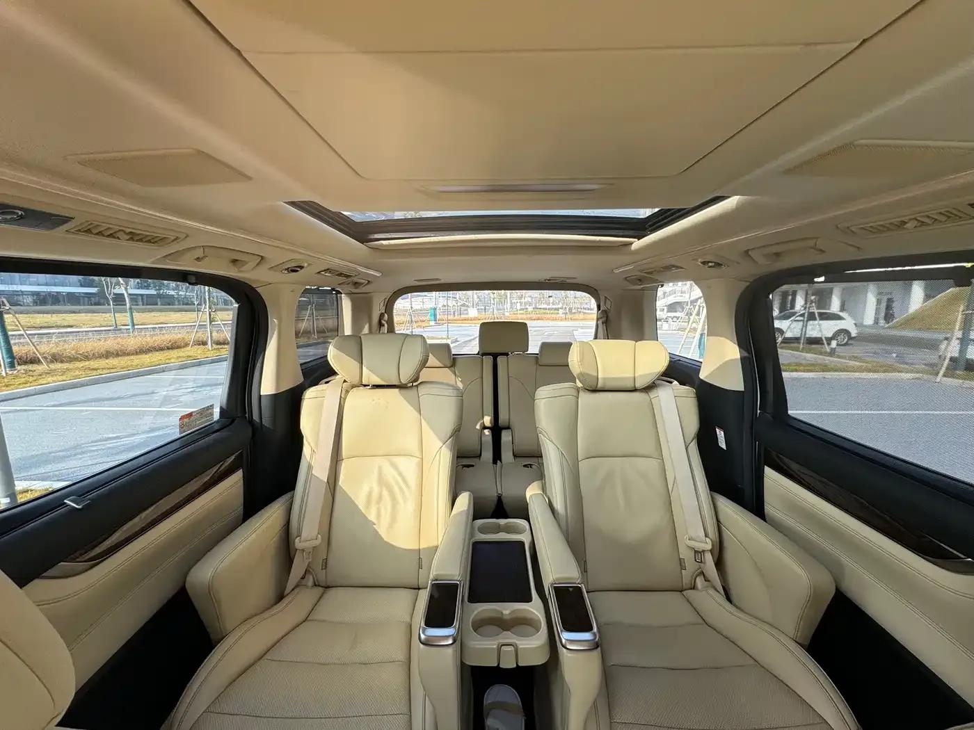 2019 Alphard Hybrid 2.5L Luxury Edition — миниатюра 16