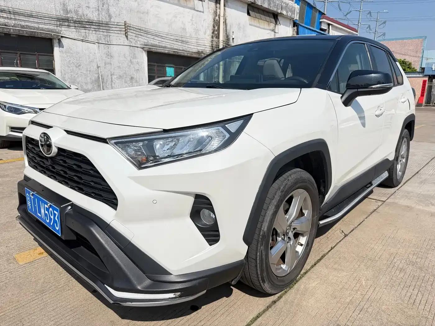 RAV4 2021 2.0L CVT 4WD Fashion Plus Edition — миниатюра 1
