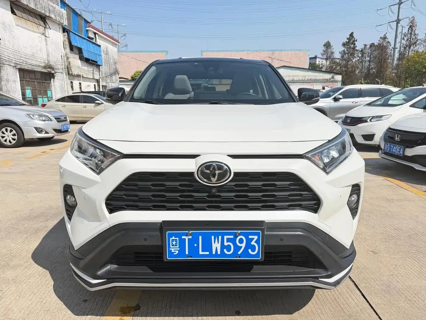 RAV4 2021 2.0L CVT 4WD Fashion Plus Edition — миниатюра 2