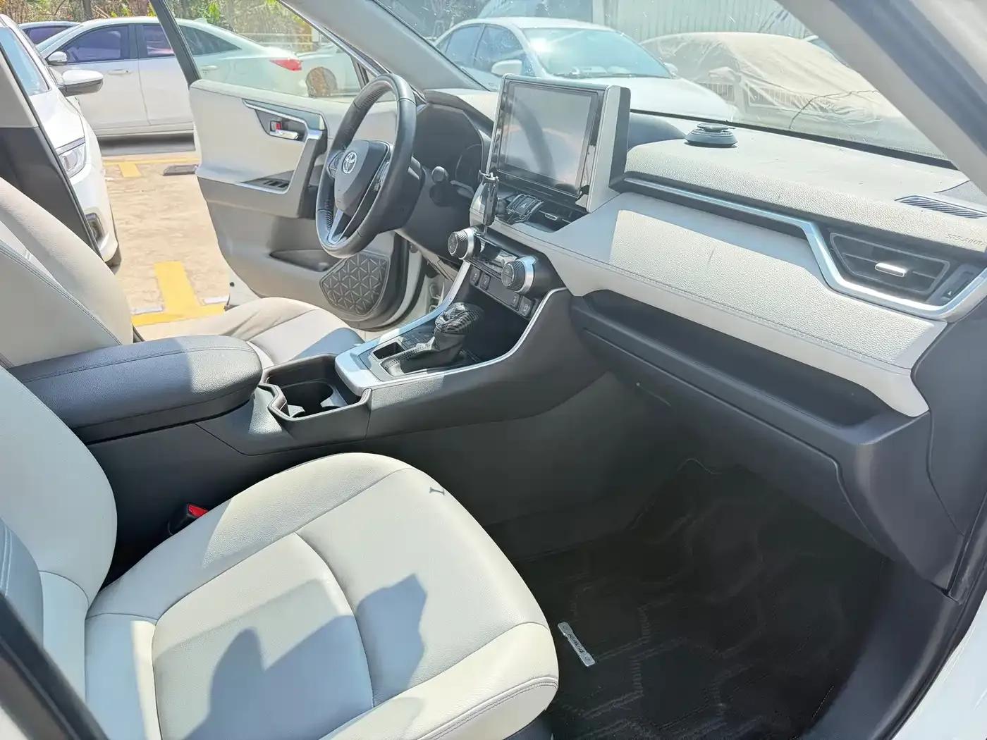 RAV4 2021 2.0L CVT 4WD Fashion Plus Edition — миниатюра 12