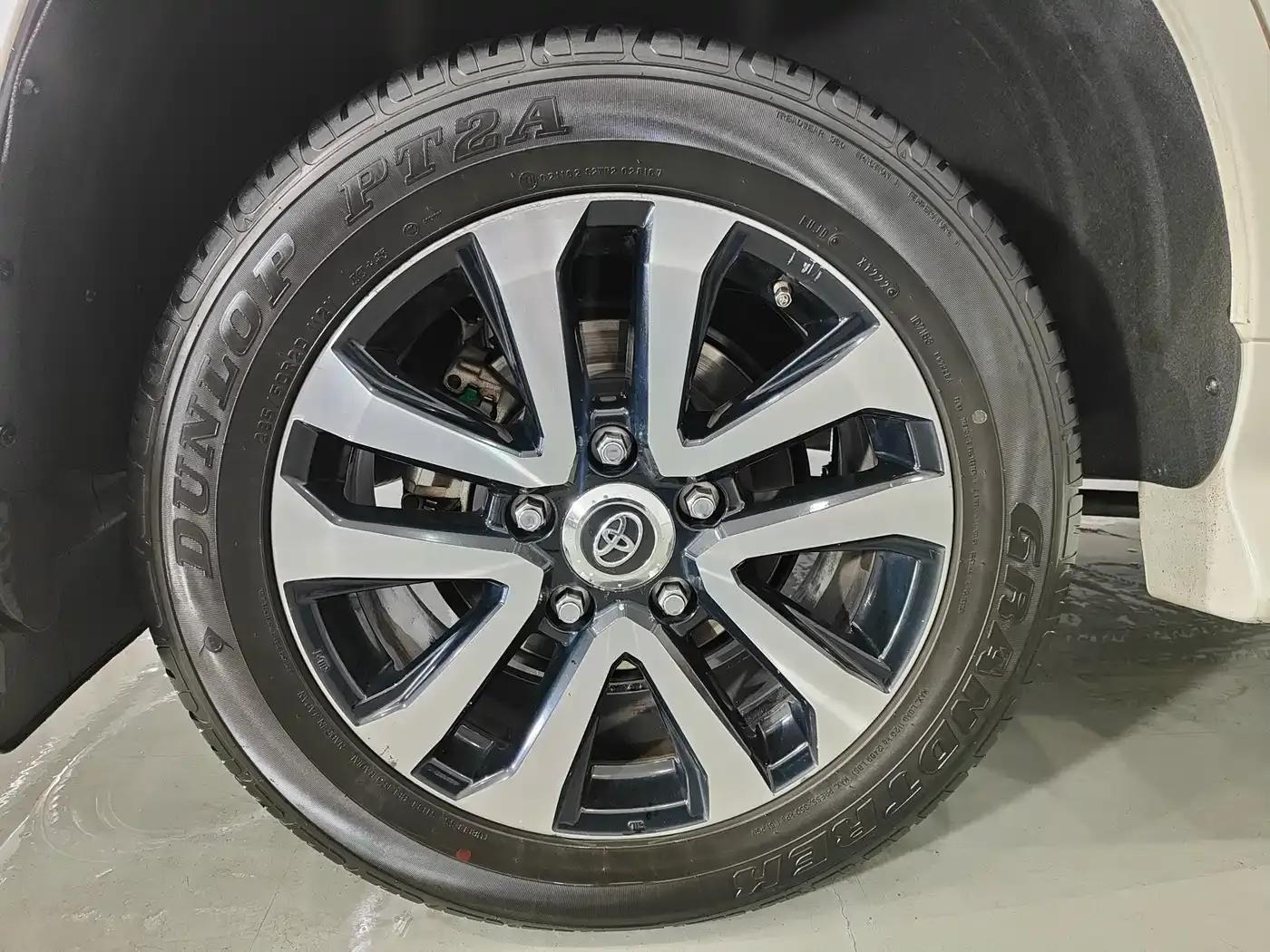 2019 Land Cruiser (Imported) 5.7L Automatic — миниатюра 14