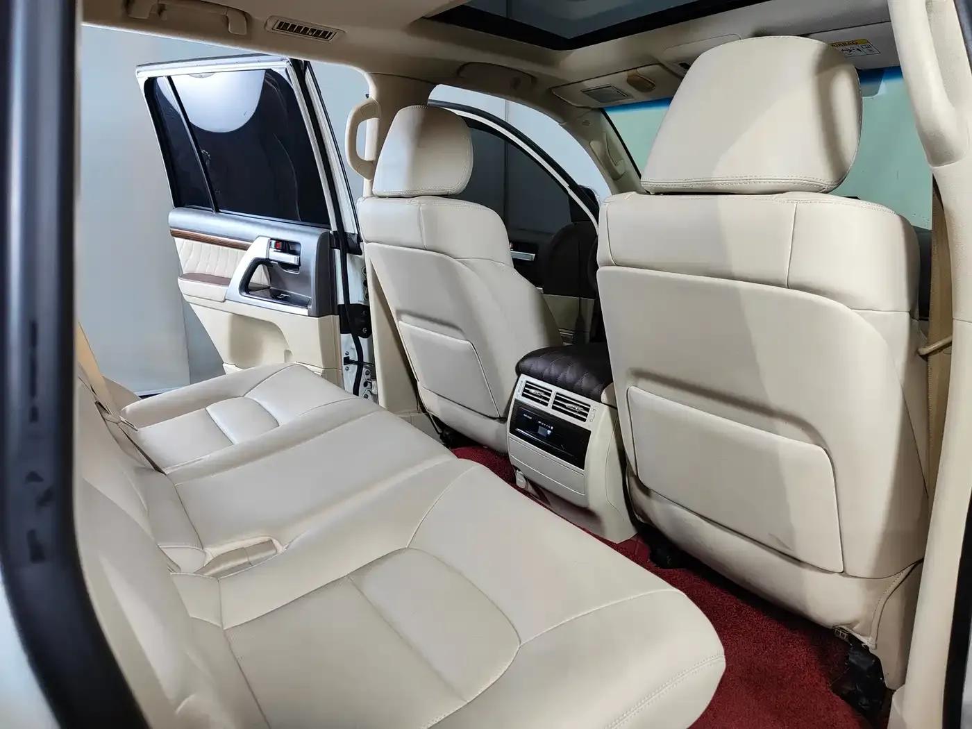 2019 Land Cruiser (Imported) 5.7L Automatic — миниатюра 7