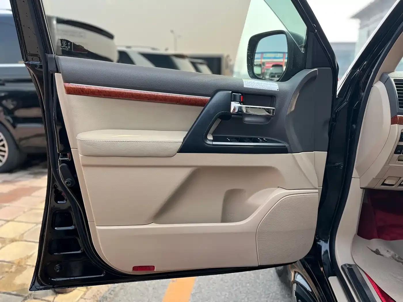 2015 Land Cruiser Imported Model 4.0L V6 Middle East Limited Edition — миниатюра 8