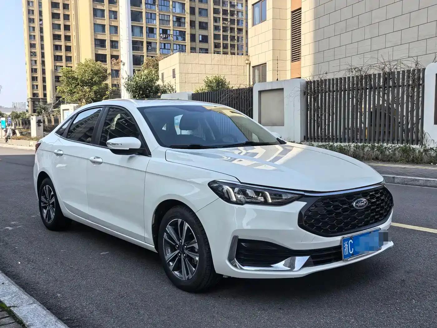 Ford Focus 2021 1.5L Automatic Platinum Edition — миниатюра 3