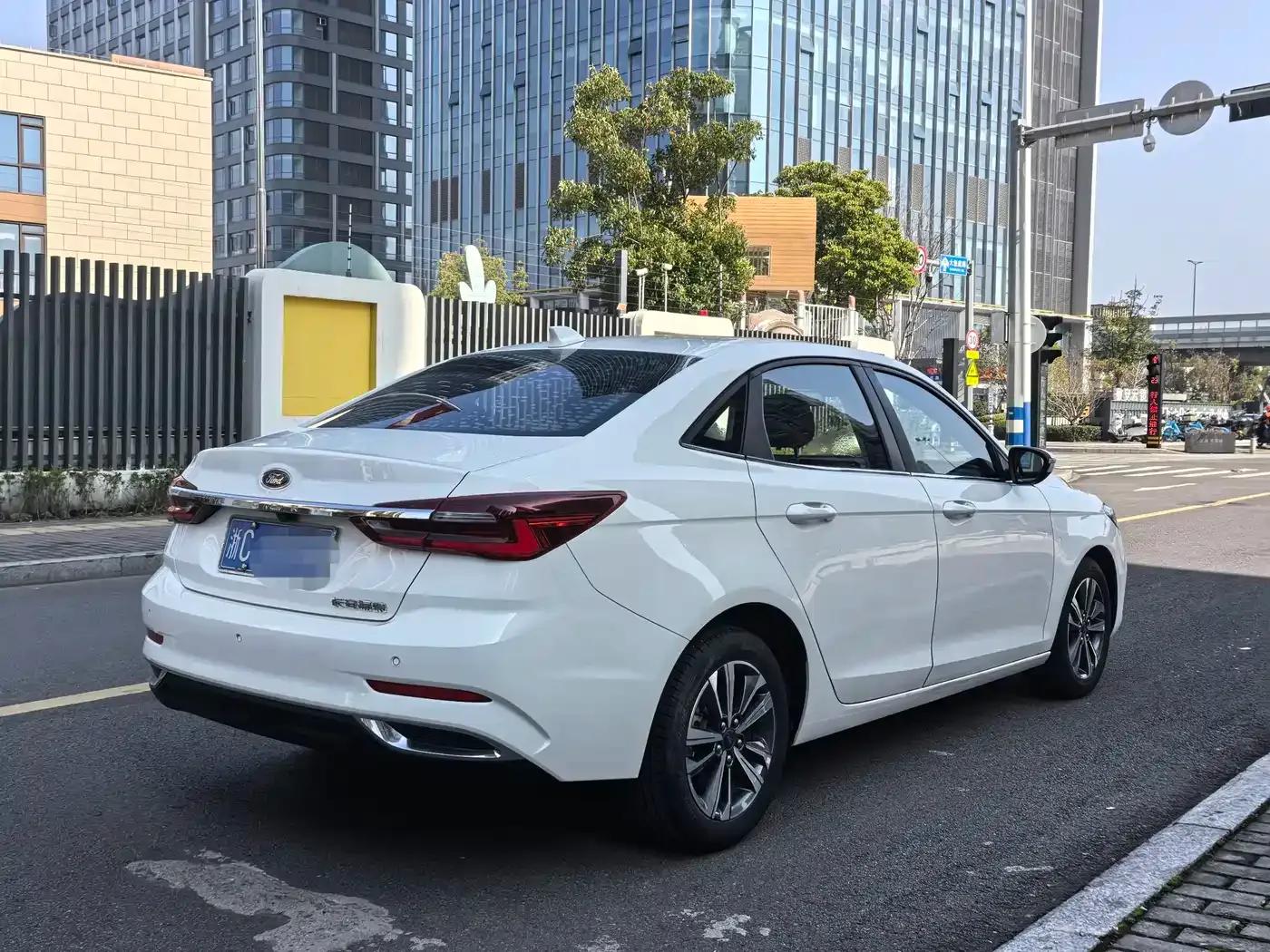 Ford Focus 2021 1.5L Automatic Platinum Edition — миниатюра 4