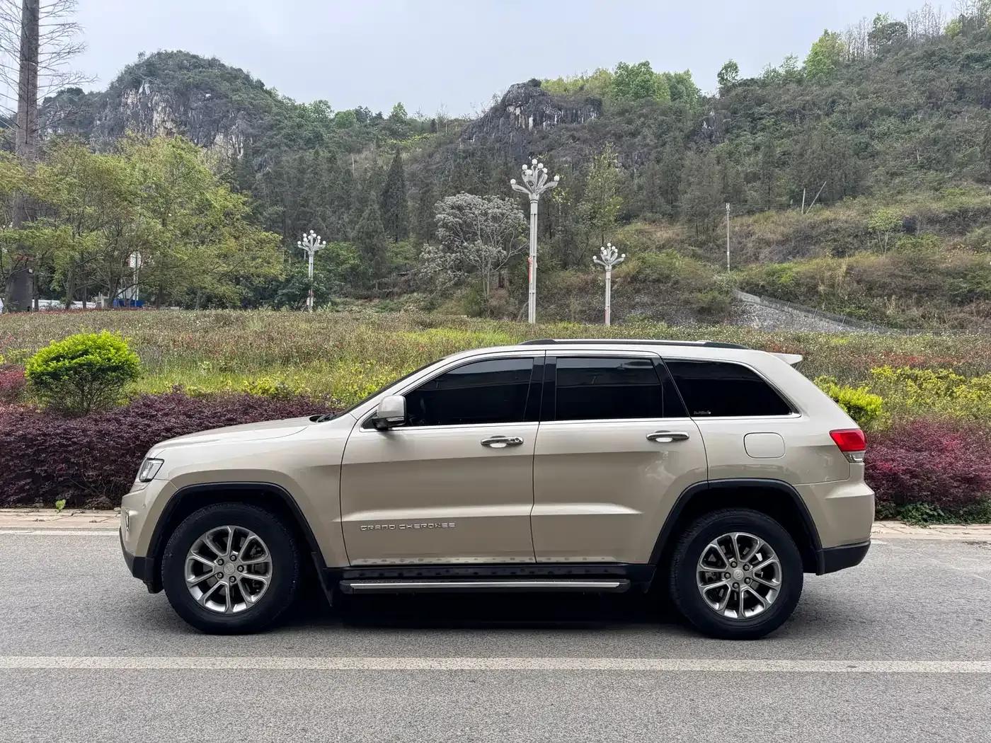 2014 Jeep Grand Cherokee Imported Model 3.0L Comfort Navigation Edition — миниатюра 3