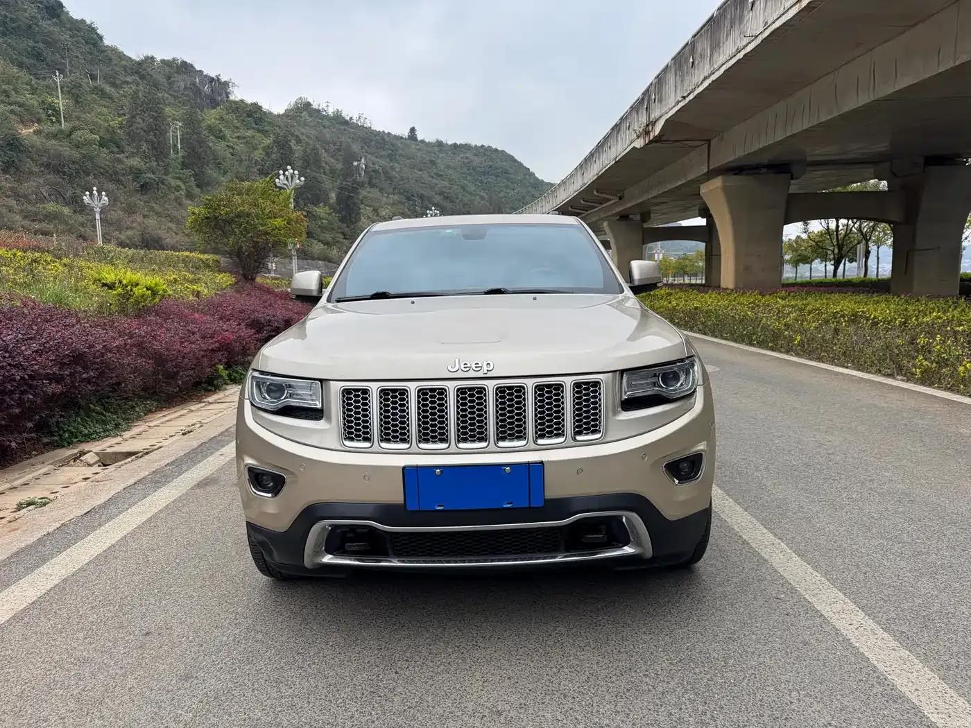 2014 Jeep Grand Cherokee Imported Model 3.0L Comfort Navigation Edition — миниатюра 8