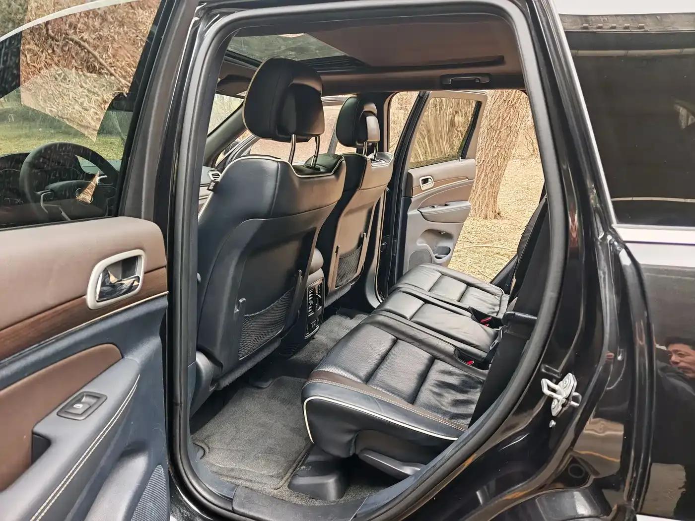 2016 Imported Jeep Grand Cherokee 3.6L Luxury Navigation Edition — миниатюра 5