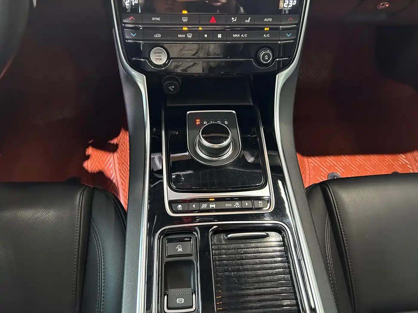 2020 Jaguar XFL 2.0T P200 2WD Racing Flag Edition — миниатюра 14