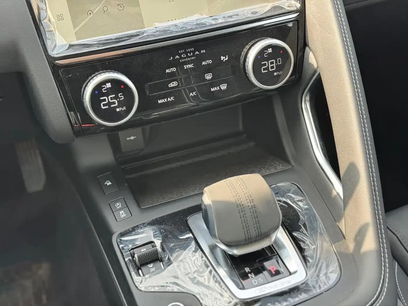 2024 Jaguar E-PACE R-DYNAMIC S — миниатюра 11