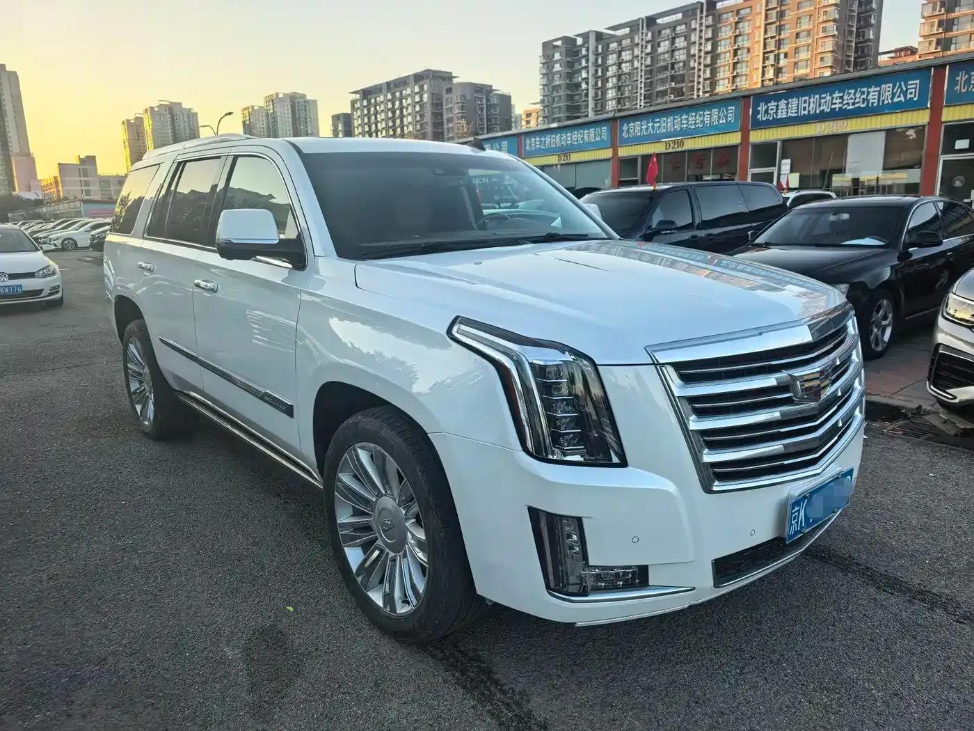 2017 Cadillac Escalade 6.2L ESV Platinum Edition Extended Wheelbase — миниатюра 2