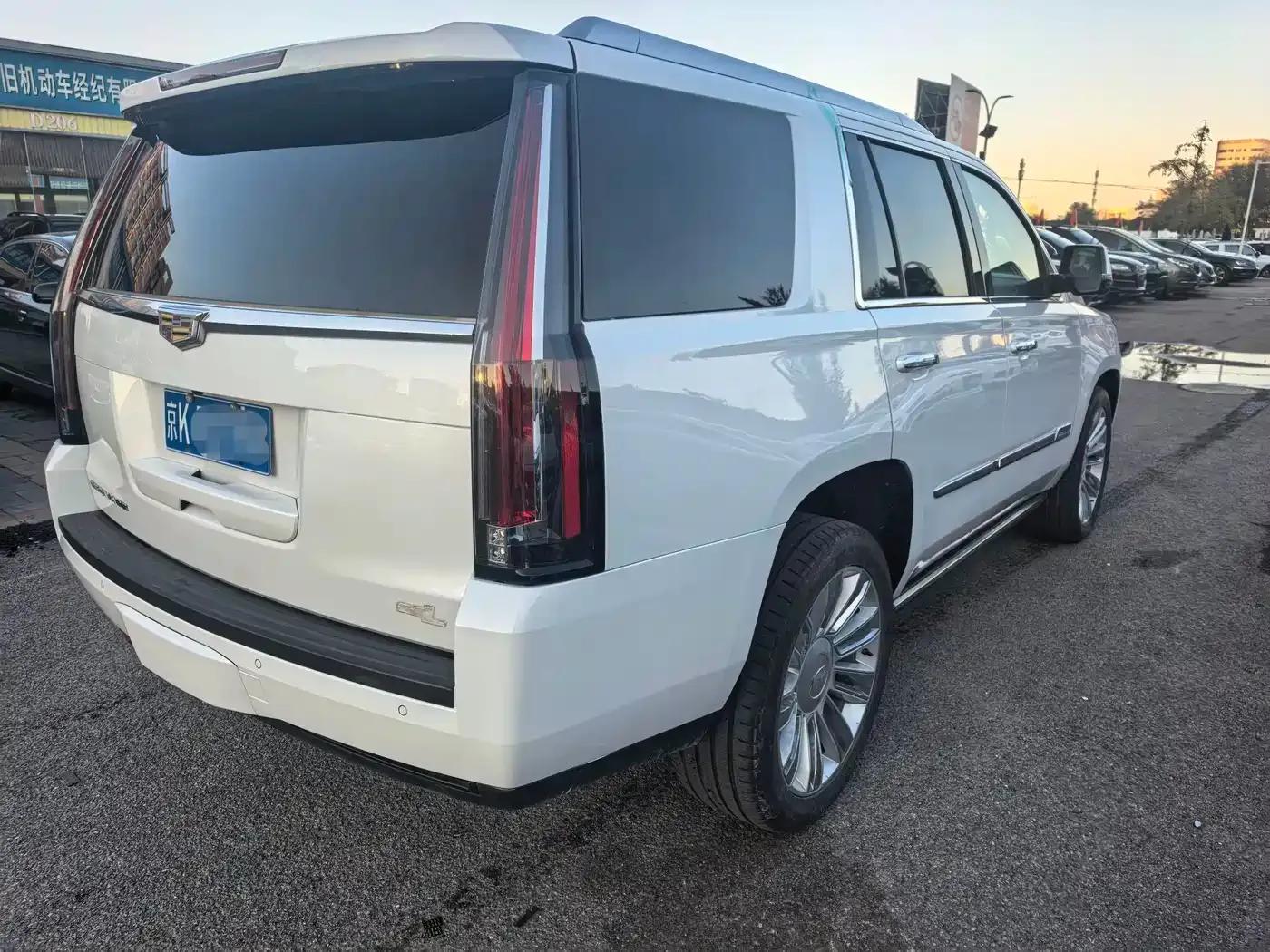 2017 Cadillac Escalade 6.2L ESV Platinum Edition Extended Wheelbase — миниатюра 3