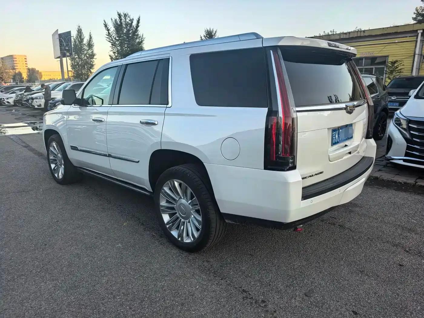 2017 Cadillac Escalade 6.2L ESV Platinum Edition Extended Wheelbase — миниатюра 4