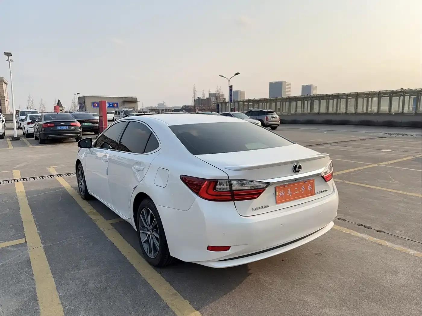 Lexus ES 2015 300h Comfort Edition — миниатюра 4