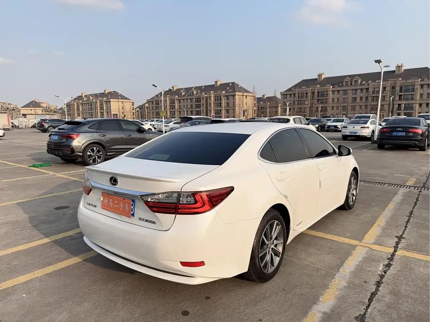 Lexus ES 2015 300h Comfort Edition — миниатюра 6