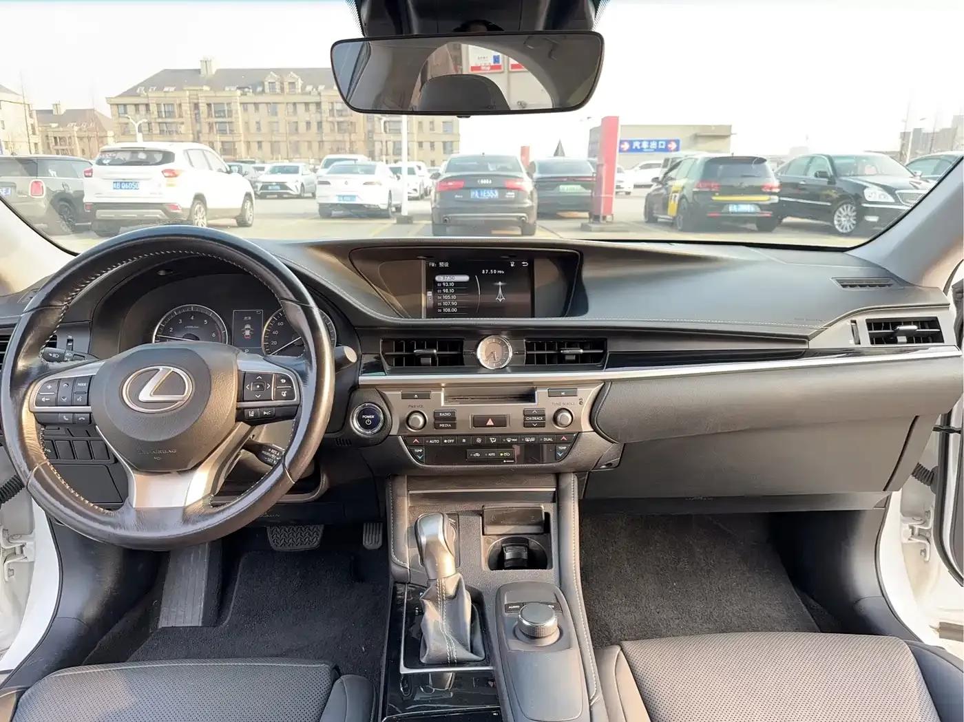 Lexus ES 2015 300h Comfort Edition — миниатюра 9