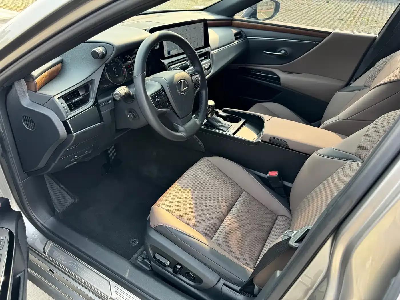 Lexus ES 2024 200 Premium Edition — миниатюра 3