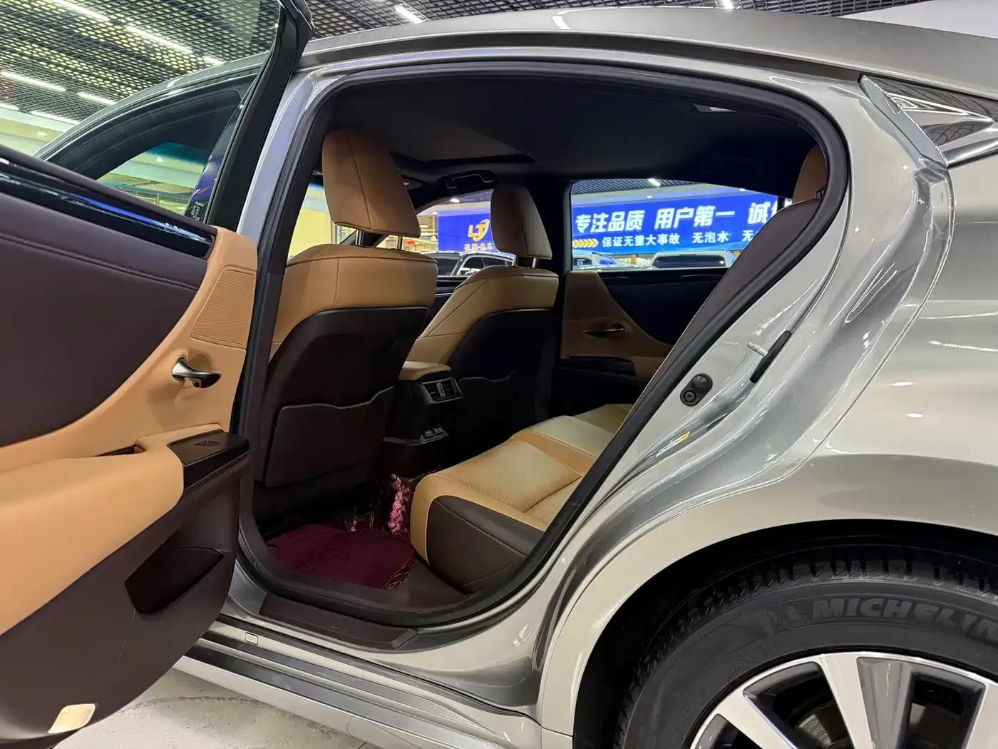 Lexus ES 2018 300h Premium Edition (China V emission standard) — миниатюра 7