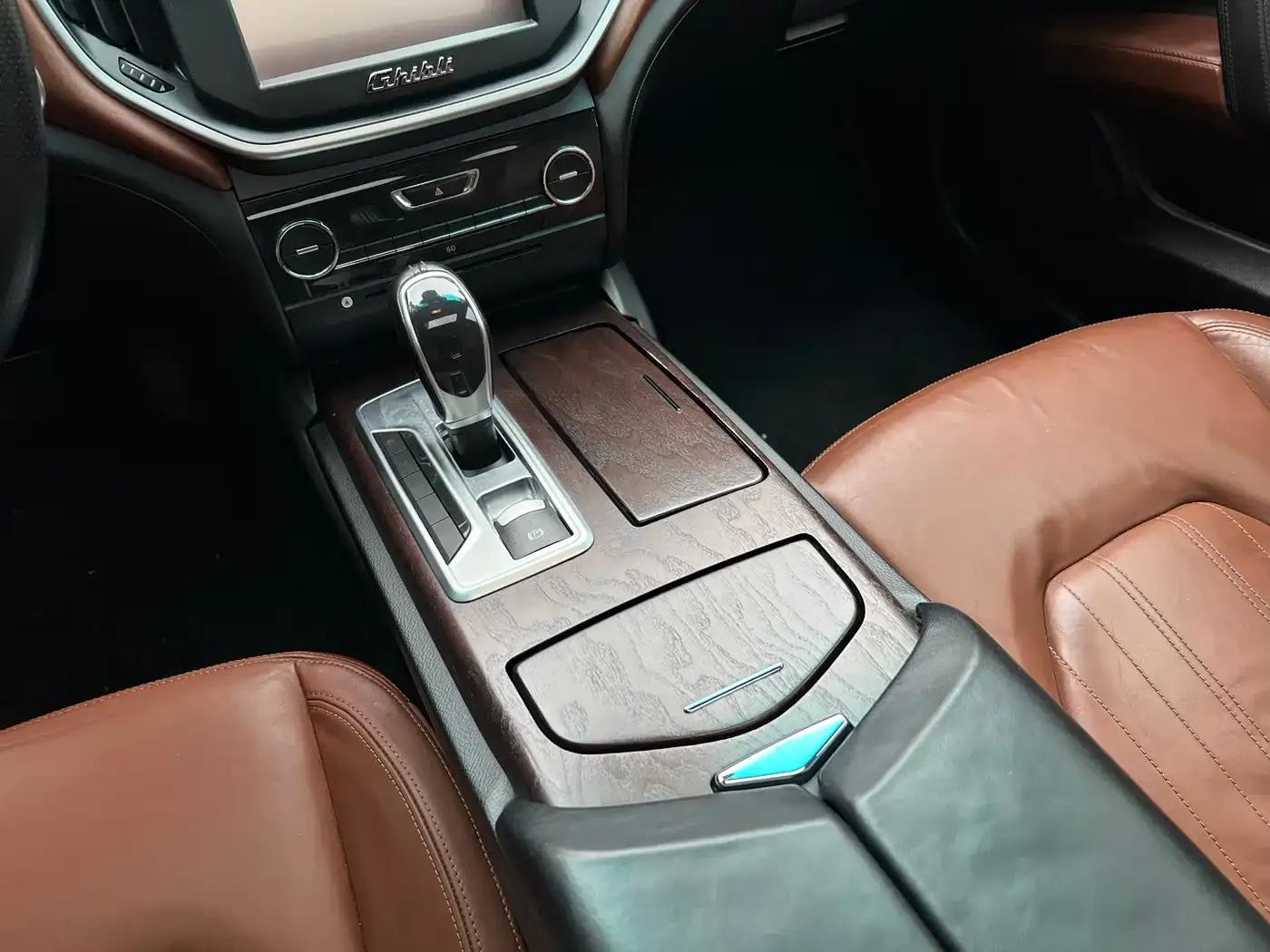 2014 Ghibli 3.0T Standard Edition — миниатюра 9