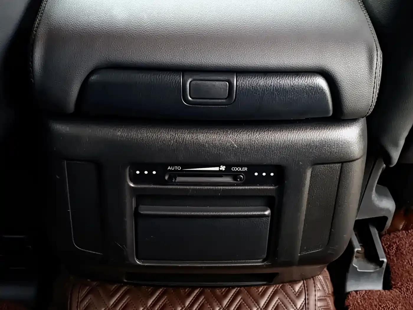 2017 Nissan Patrol 4.0L Automatic — миниатюра 10