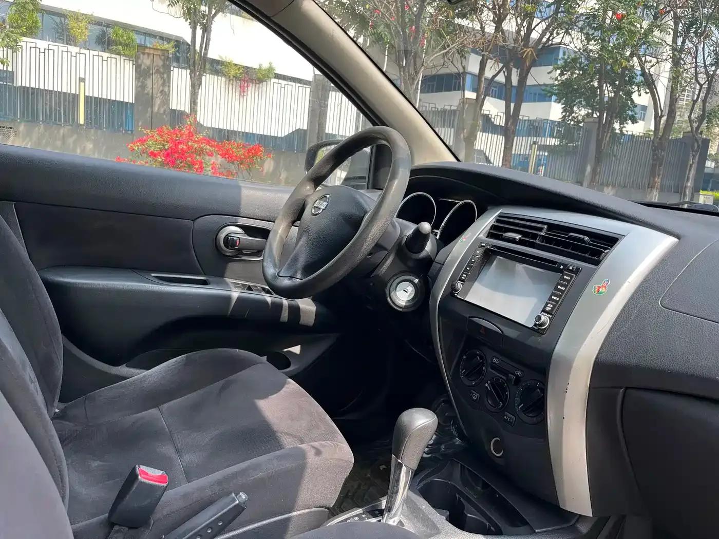 Nissan Livina 2013 1.6XE CVT Comfort Edition — миниатюра 8
