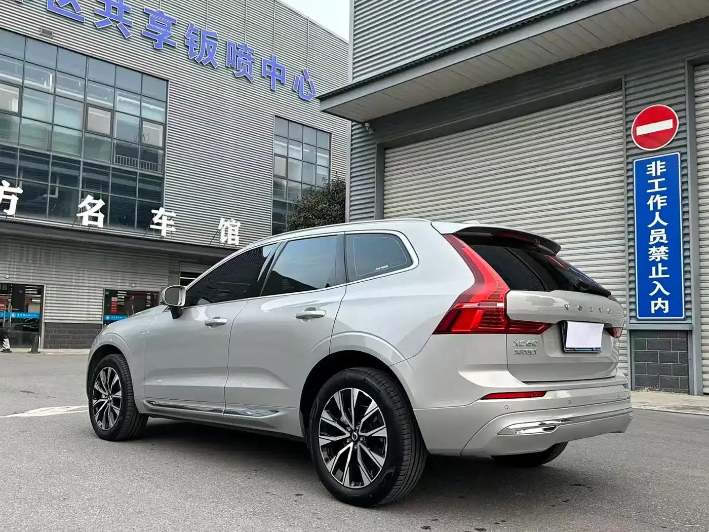2024 Volvo XC60 B5 AWD Inscription Luxury Edition — миниатюра 4