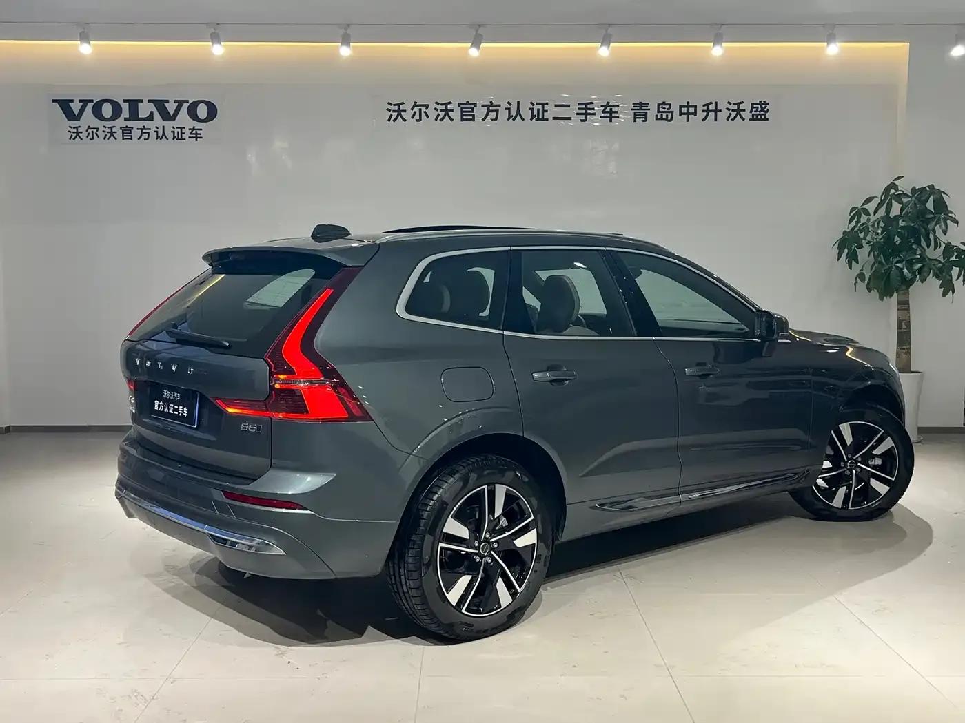 2026 Volvo XC60 B5 AWD Inscription Luxury Edition — миниатюра 3