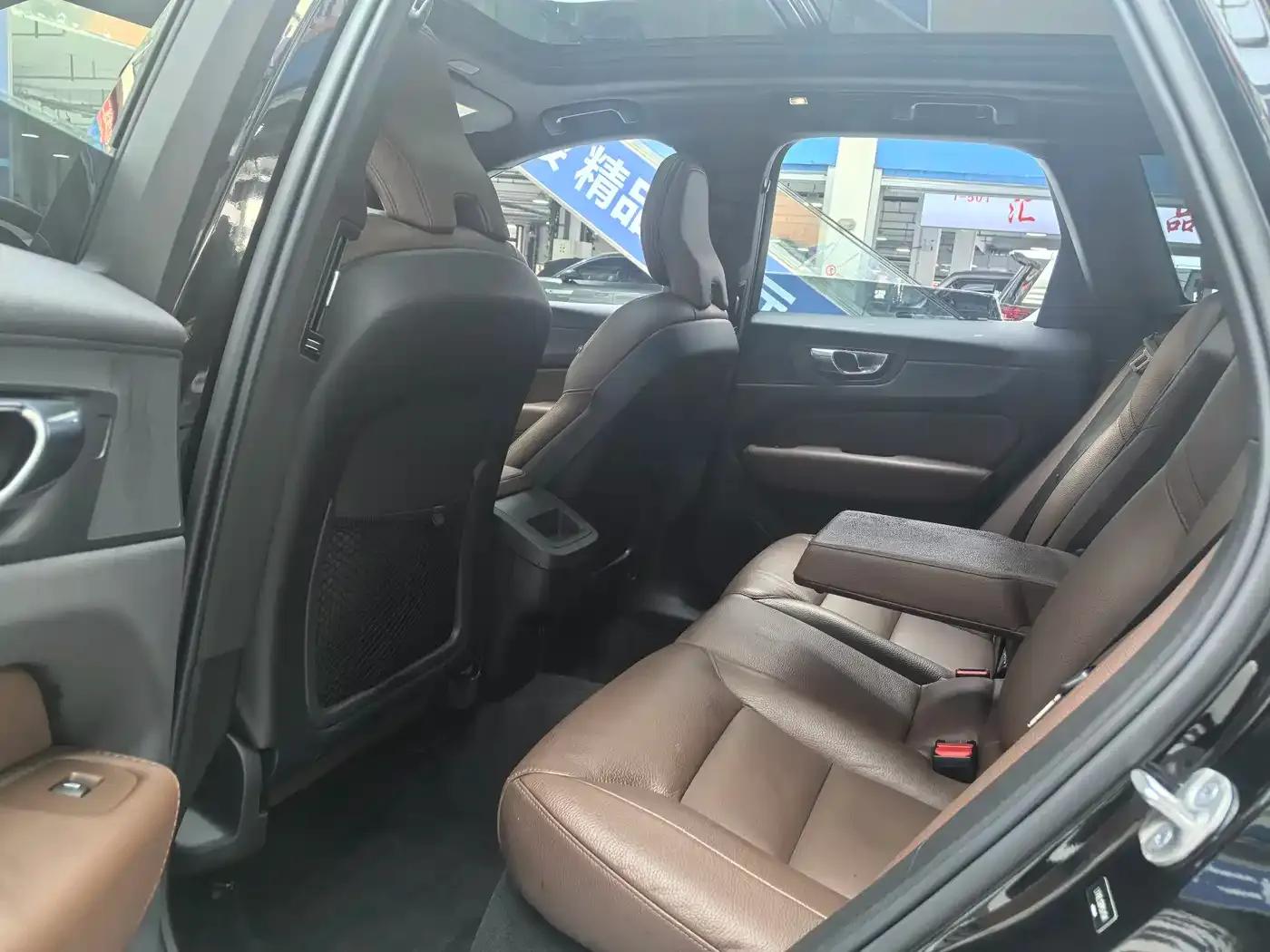 2023 Volvo XC60 B5 AWD Inscription Luxury Edition — миниатюра 11