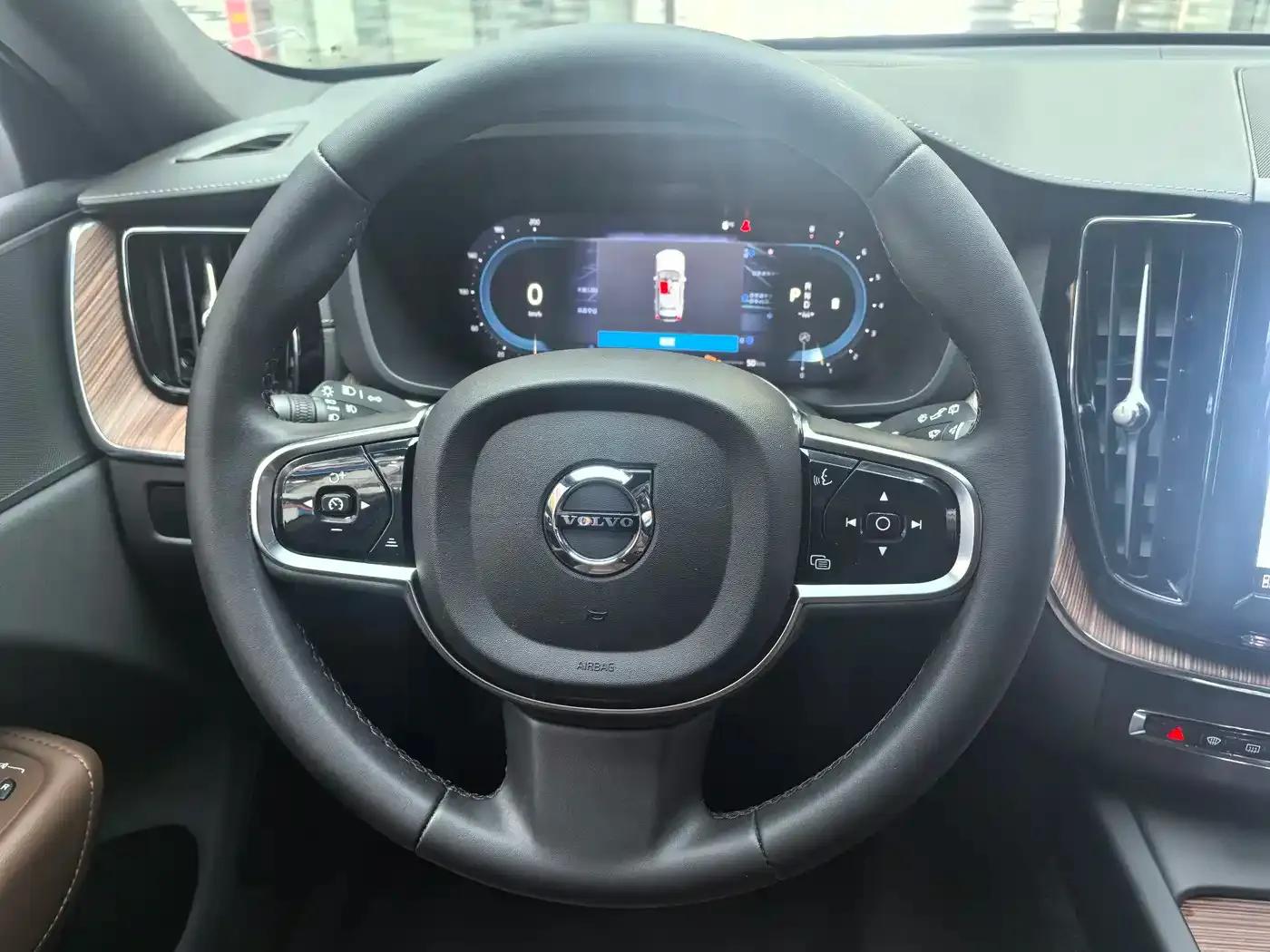 2023 Volvo XC60 B5 AWD Inscription Luxury Edition — миниатюра 12