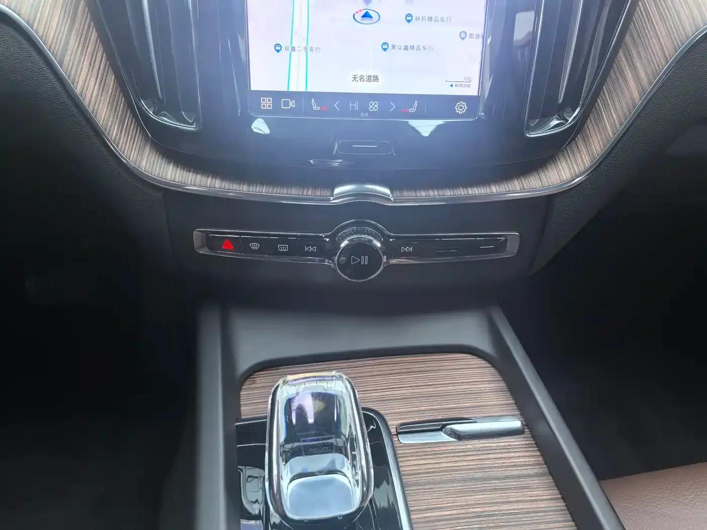 2023 Volvo XC60 B5 AWD Inscription Luxury Edition — миниатюра 17