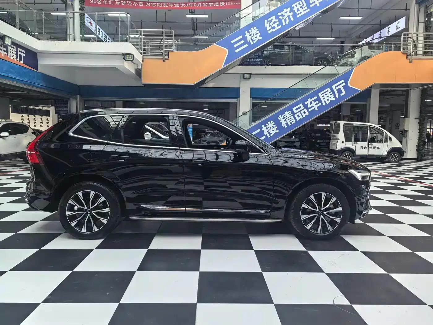 2023 Volvo XC60 B5 AWD Inscription Luxury Edition — миниатюра 5