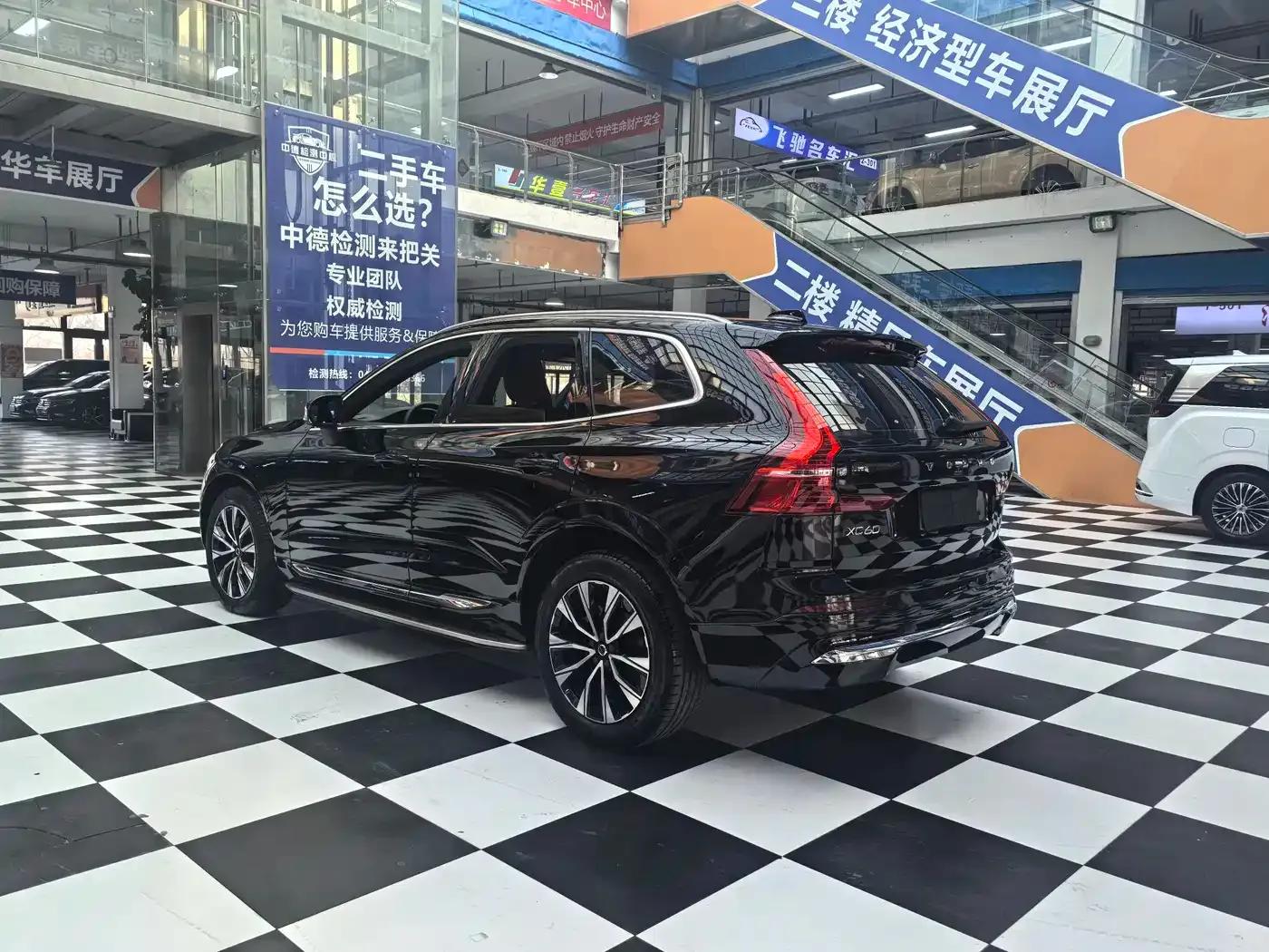 2023 Volvo XC60 B5 AWD Inscription Luxury Edition — миниатюра 6