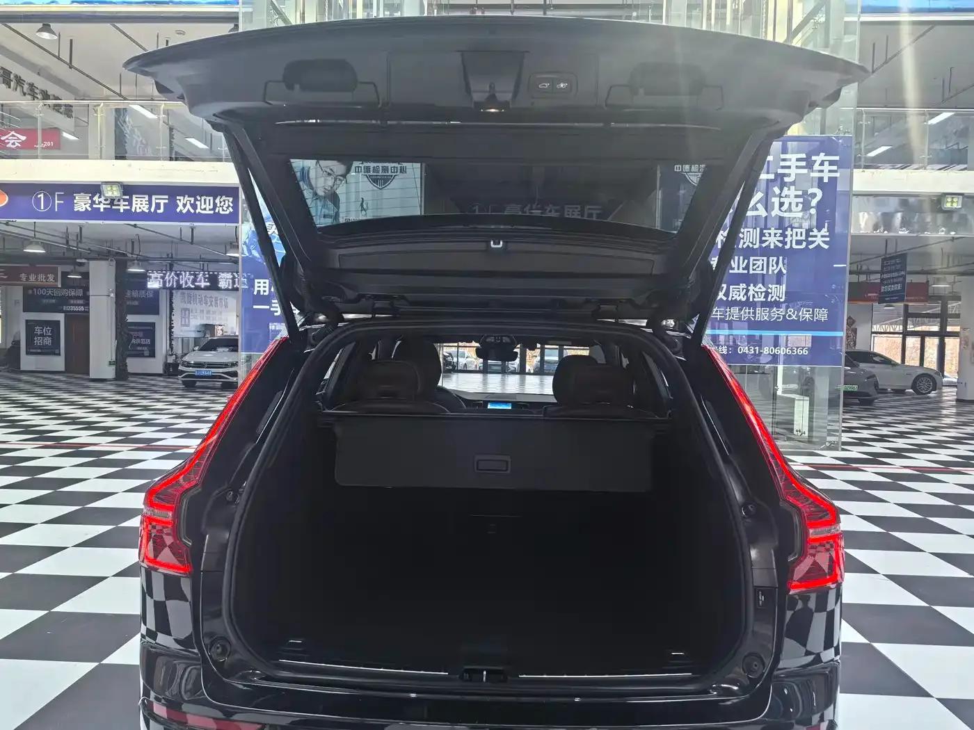 2023 Volvo XC60 B5 AWD Inscription Luxury Edition — миниатюра 7