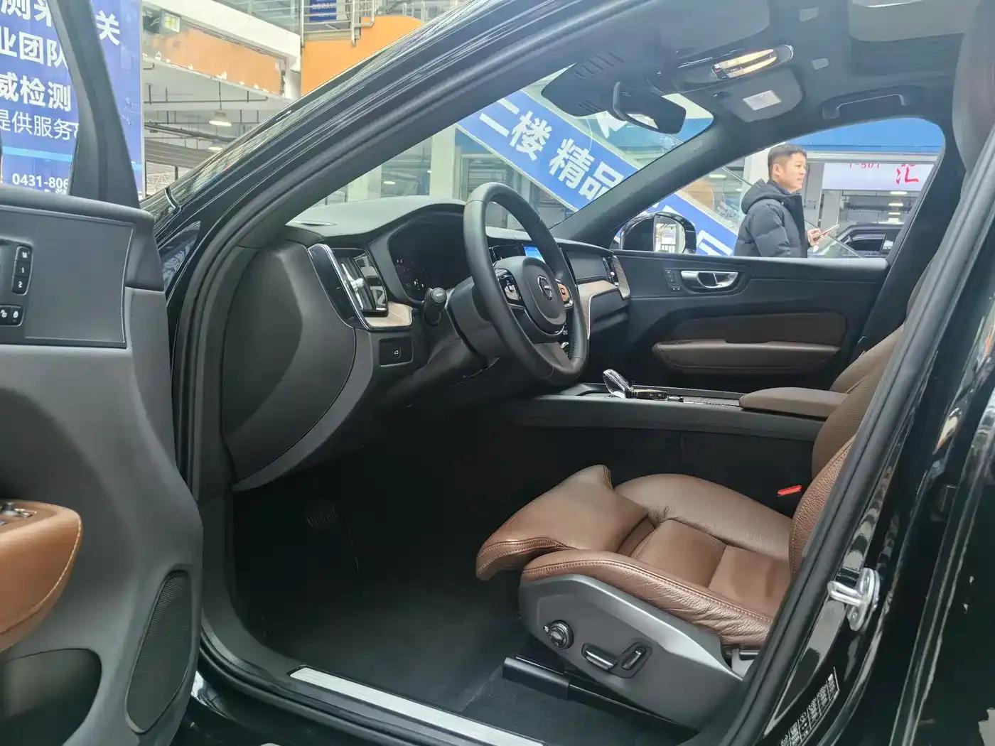 2023 Volvo XC60 B5 AWD Inscription Luxury Edition — миниатюра 8
