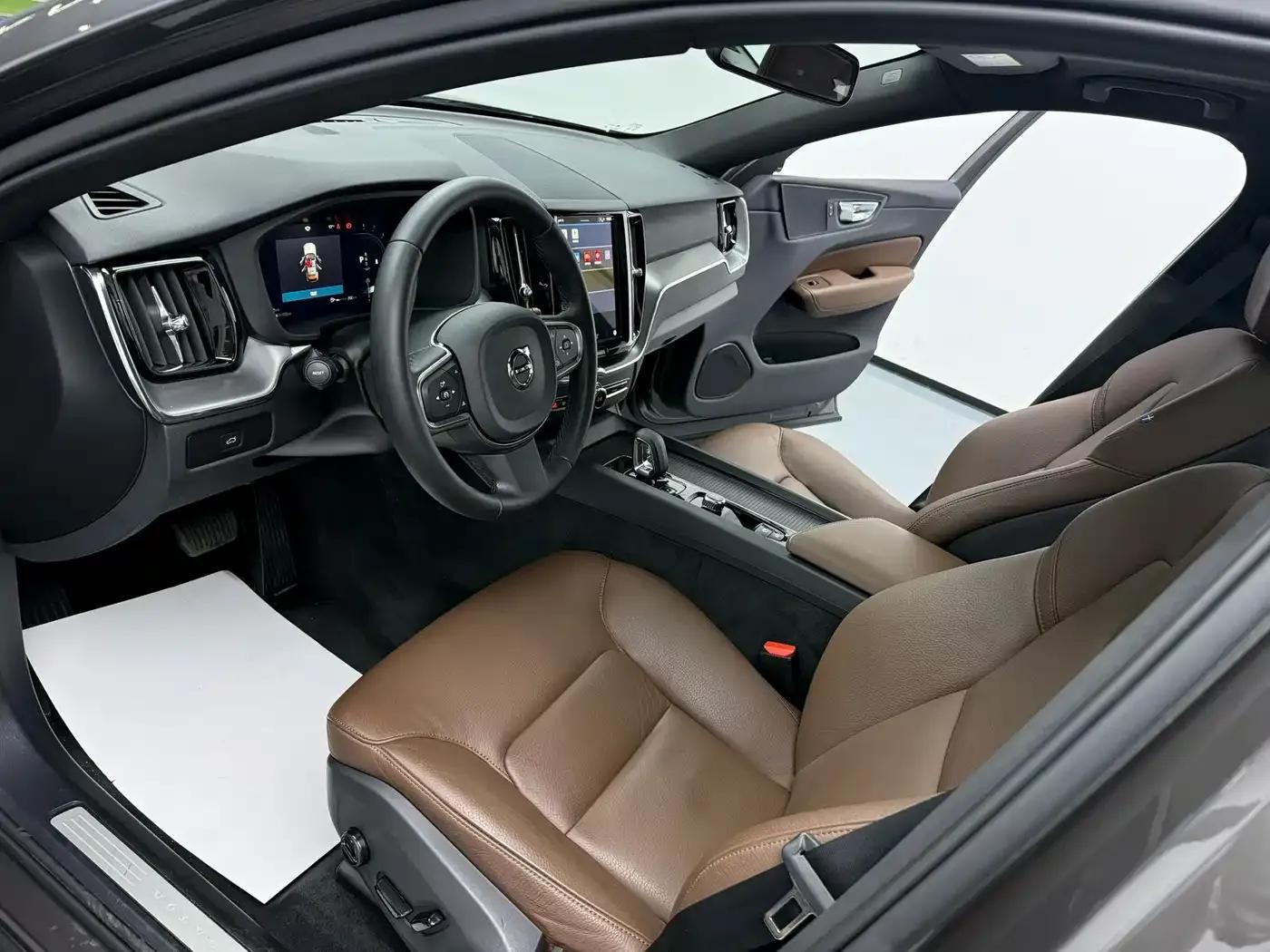 2025 Volvo XC60 B5 AWD Inscription Luxury Edition — миниатюра 3
