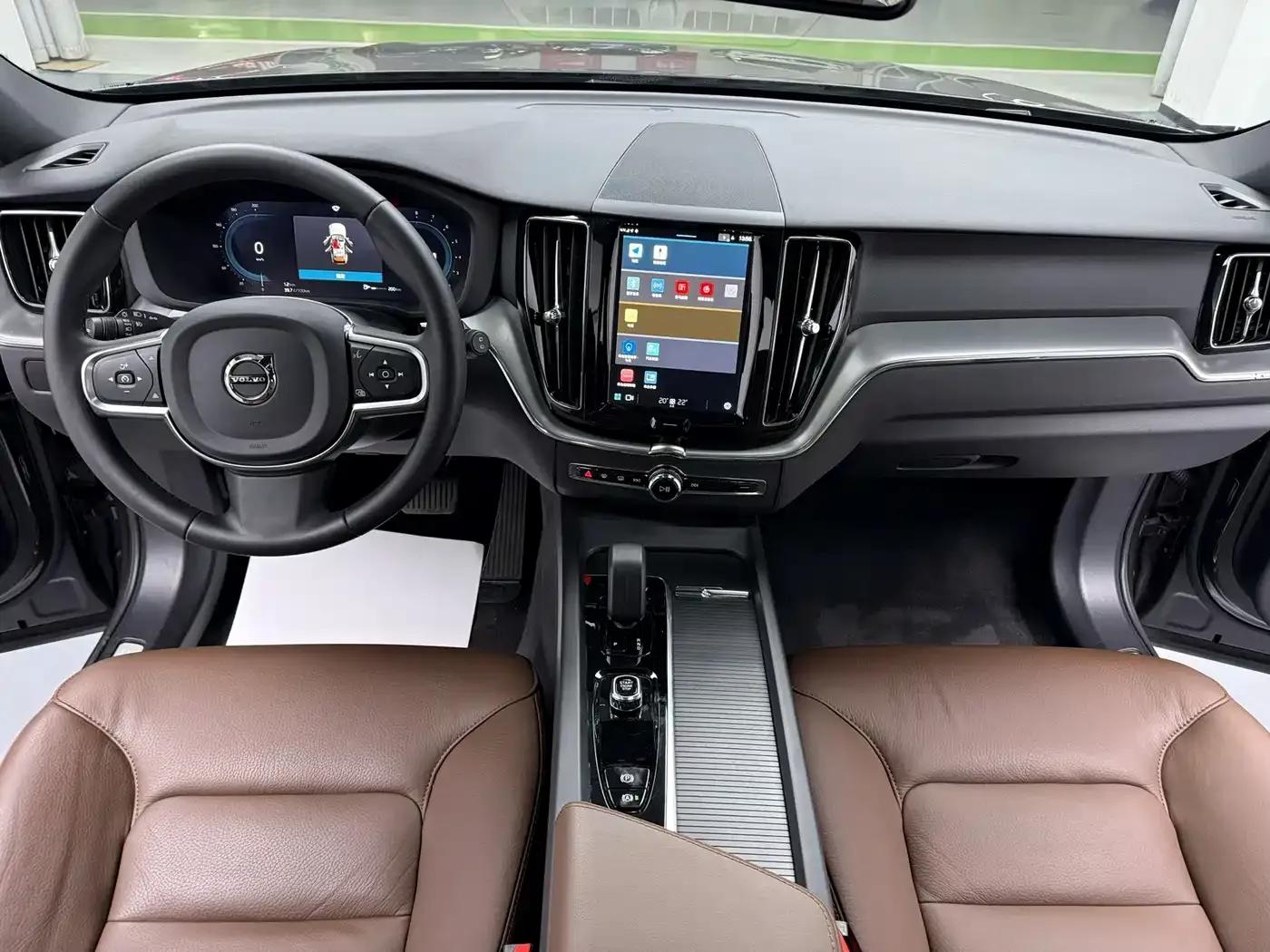 2025 Volvo XC60 B5 AWD Inscription Luxury Edition — миниатюра 4