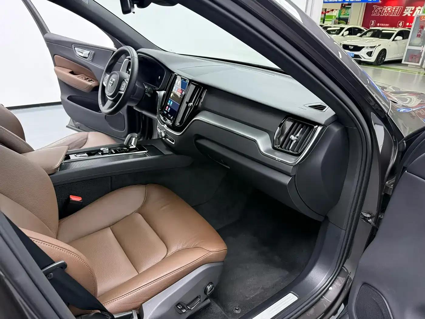 2025 Volvo XC60 B5 AWD Inscription Luxury Edition — миниатюра 6