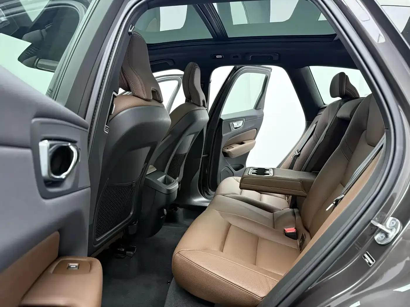 2025 Volvo XC60 B5 AWD Inscription Luxury Edition — миниатюра 7