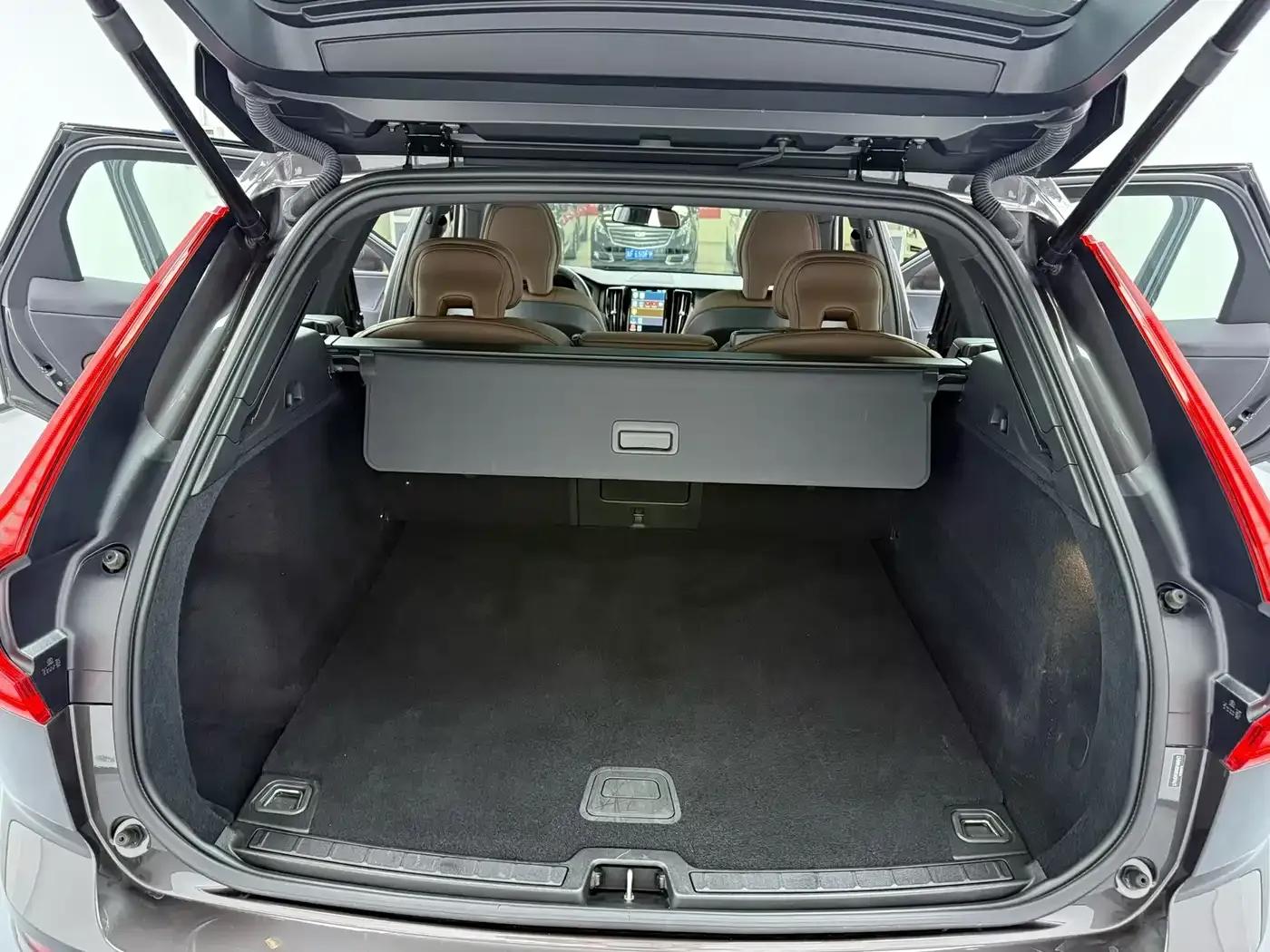2025 Volvo XC60 B5 AWD Inscription Luxury Edition — миниатюра 8