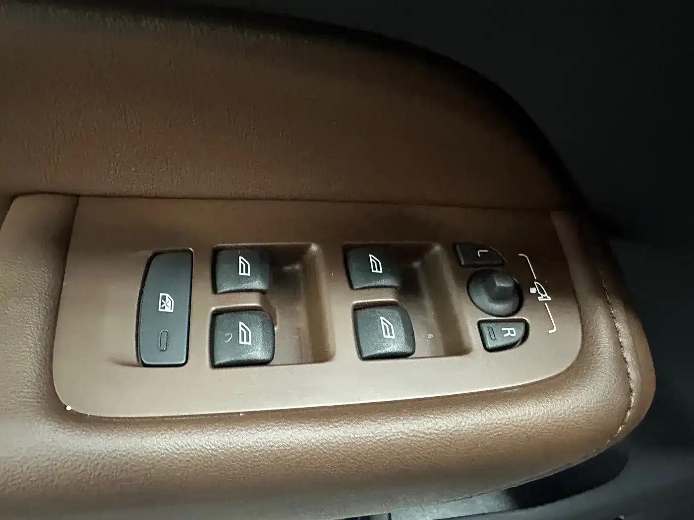 2025 Volvo XC60 B5 AWD Inscription Luxury Edition — миниатюра 10