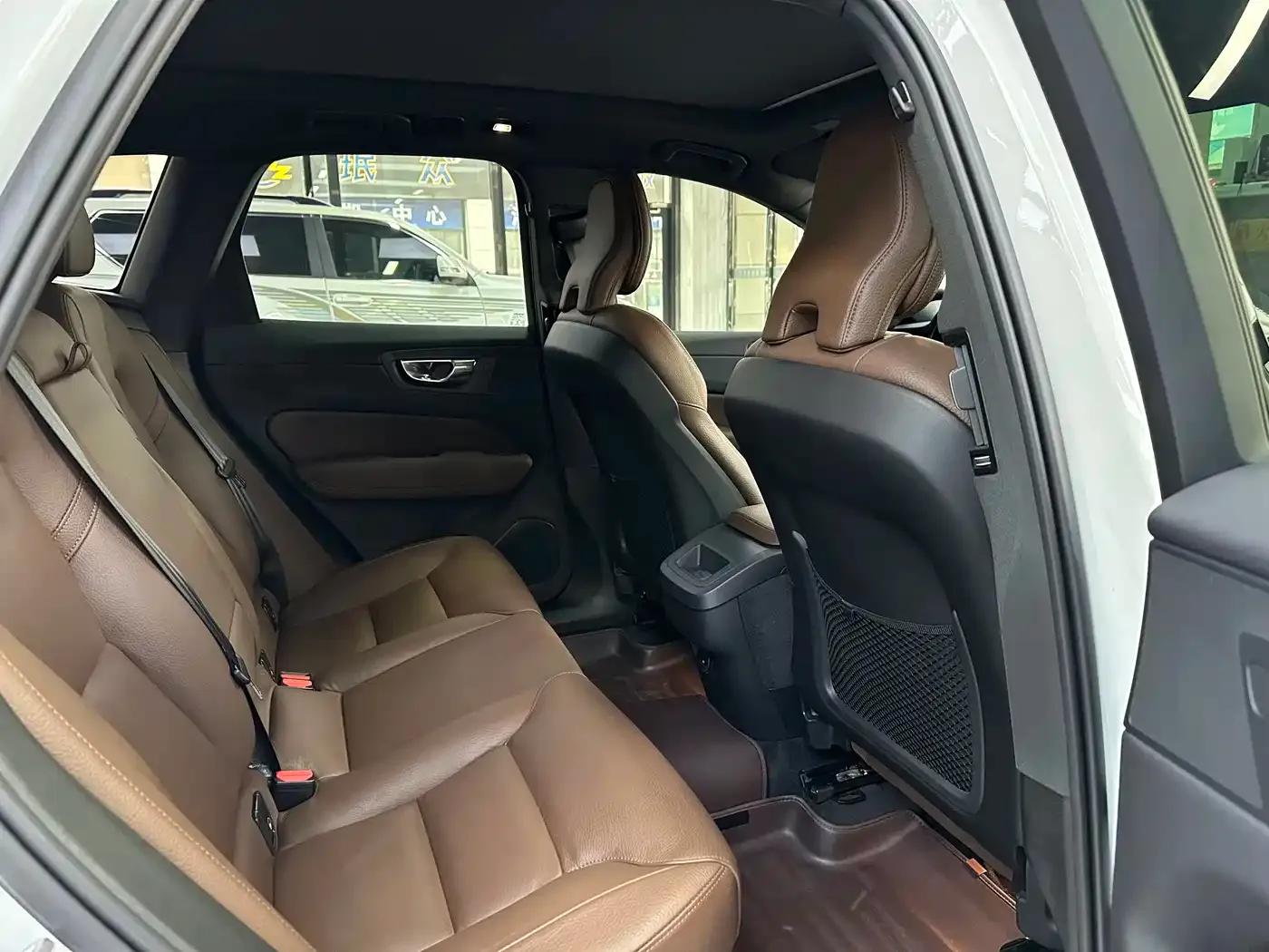 2022 Volvo XC60 B5 AWD Inscription Luxury Edition — миниатюра 11
